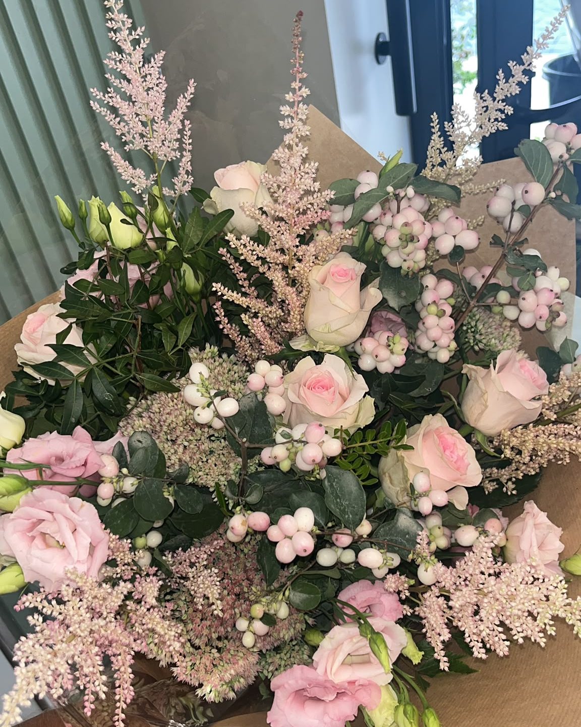 Astilbes, roses et lisianthus