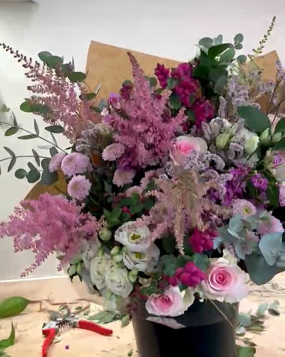 Astilbes et roses en vase